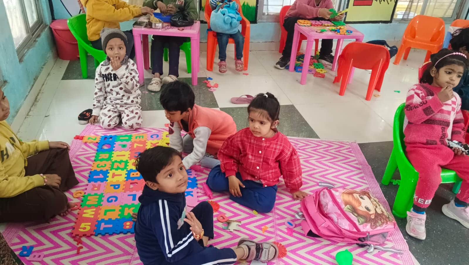 फोटो 31सीकेटीपी 11 आंगनबाड़ी केंद्र के प्री क्लॉस में बच्चों के संग बैठी डीएम की बेटी सिया। संव