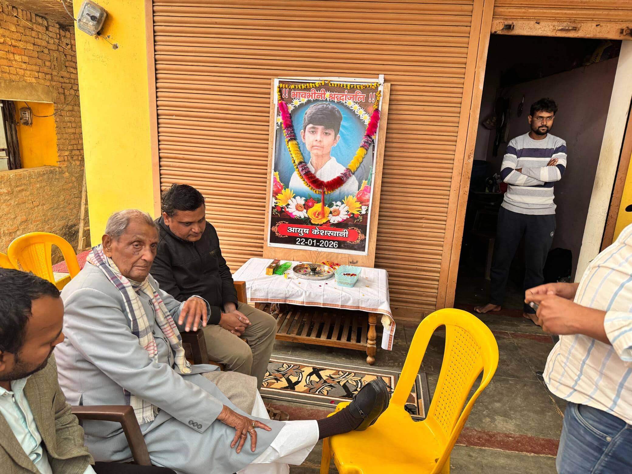 फोटो- 31सीकेटीपी 16 आयुष के पिता को सांत्वना देते पूर्व सांसद रेवती रमन सिंह। संवाद