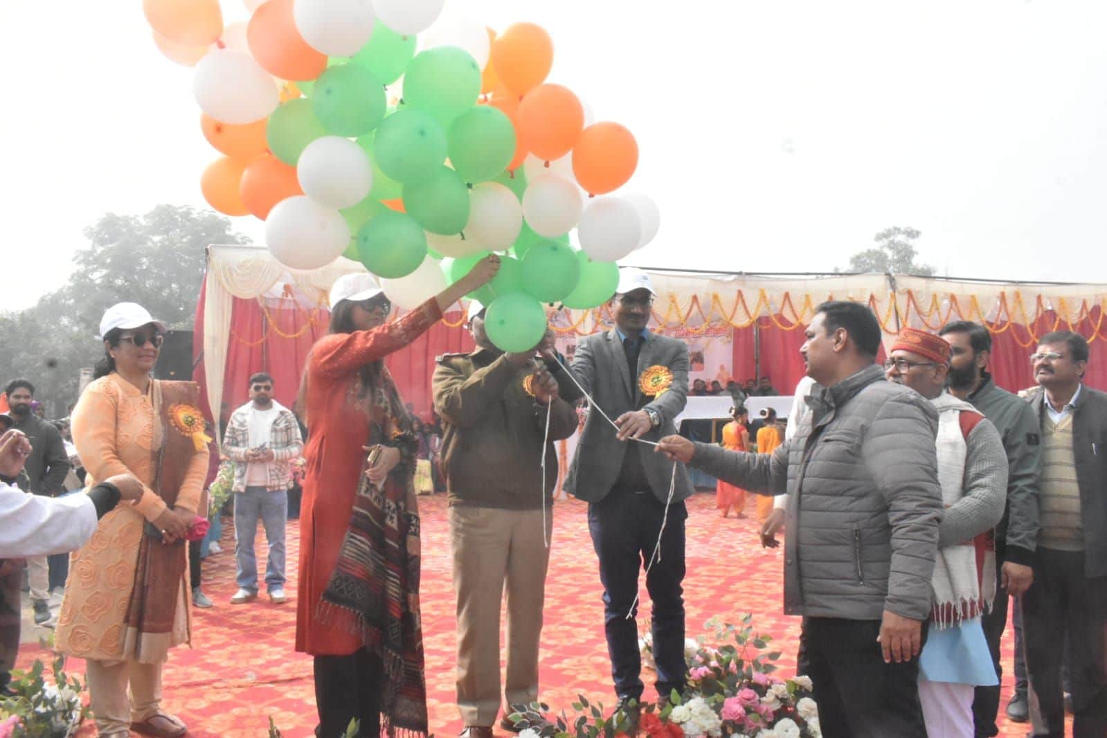 फोटो-33 गुब्बारा उड़ाकर बाल क्रीड़ा प्रतियागिता एवं सांस्कृतिक समाराेह की शुरुआत करतीं सीडीओ कृ
