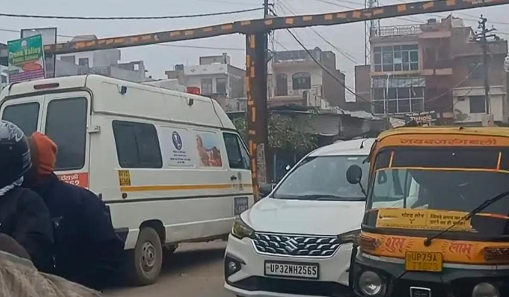 Ambulance stuck in traffic jam, policemen got it out