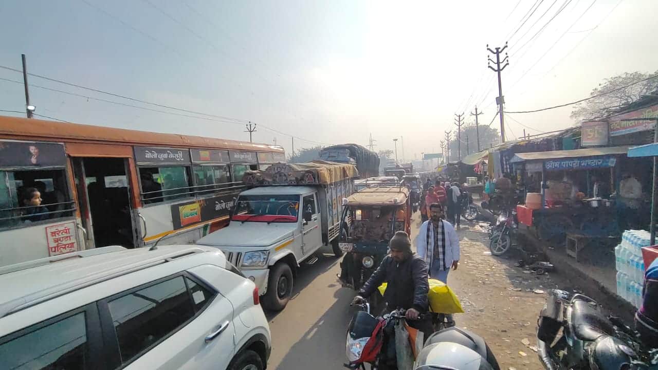 फोटो-38 इटावा-बरेली हाईवे पर लगे जाम में फंसे वाहन। संवाद