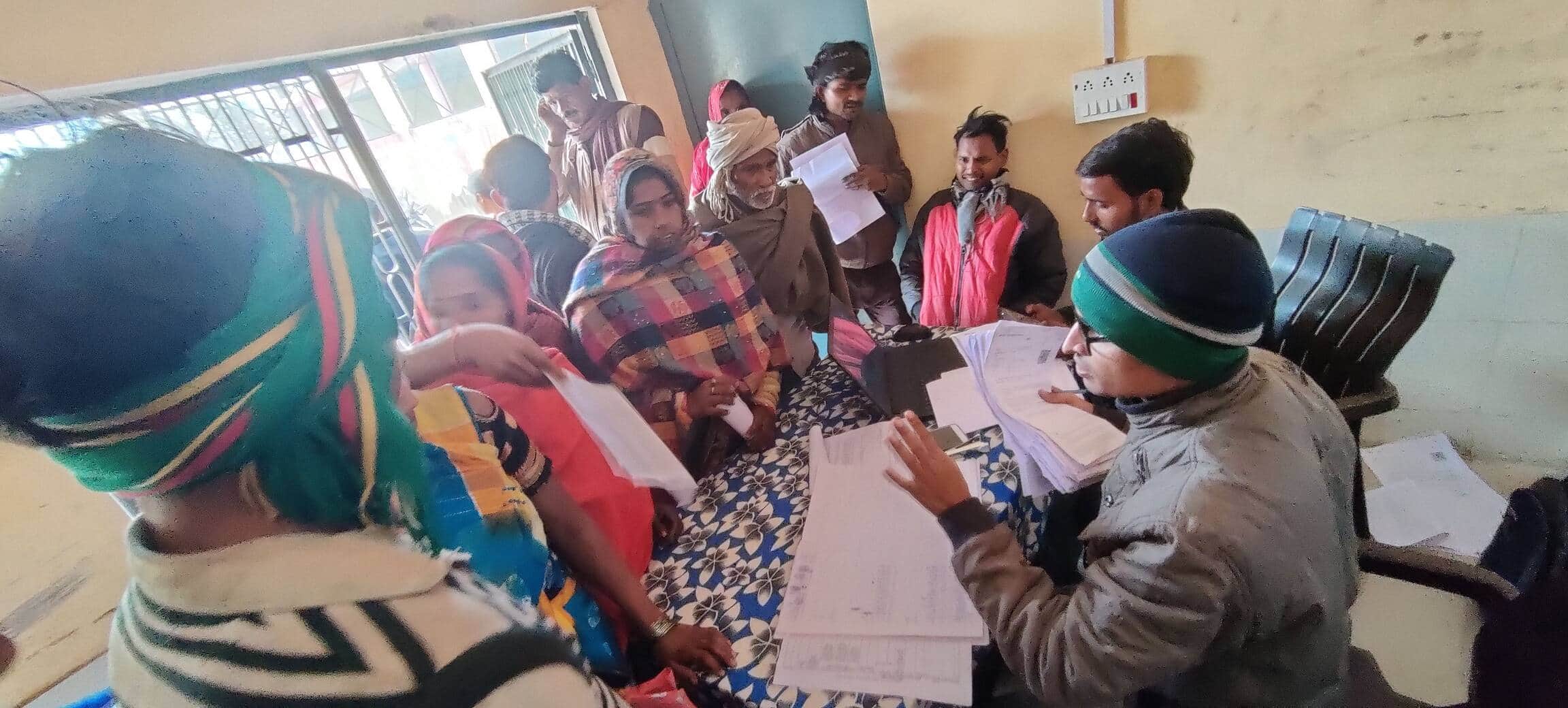 फोटो-6- पंचायत भवन में एसआईआर शिविर में दस्तावेज जमा करते ऑपरेटर। संवाद