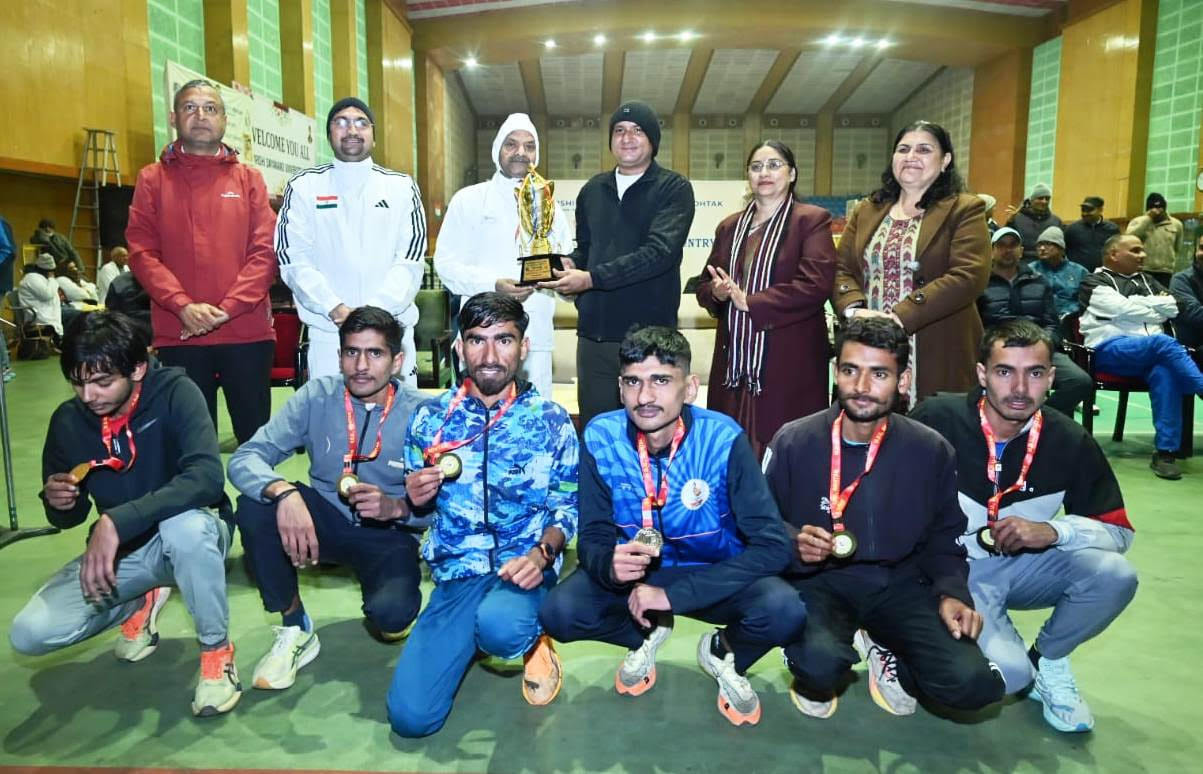 फोटो : मदवि रोहतक में आयोजित अंतर महाविद्यालय क्रॉस कंट्री चैंपियनशिप में जीत के बाद ट्रॉफी हास