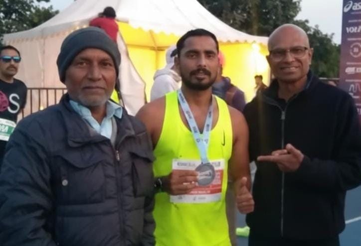 फोटो: नई दिल्ली में सोनीपत के गन्नौर निवासी धावक जोनी अल्ट्रा को पदक पहना कर सम्मानित करते  आयो