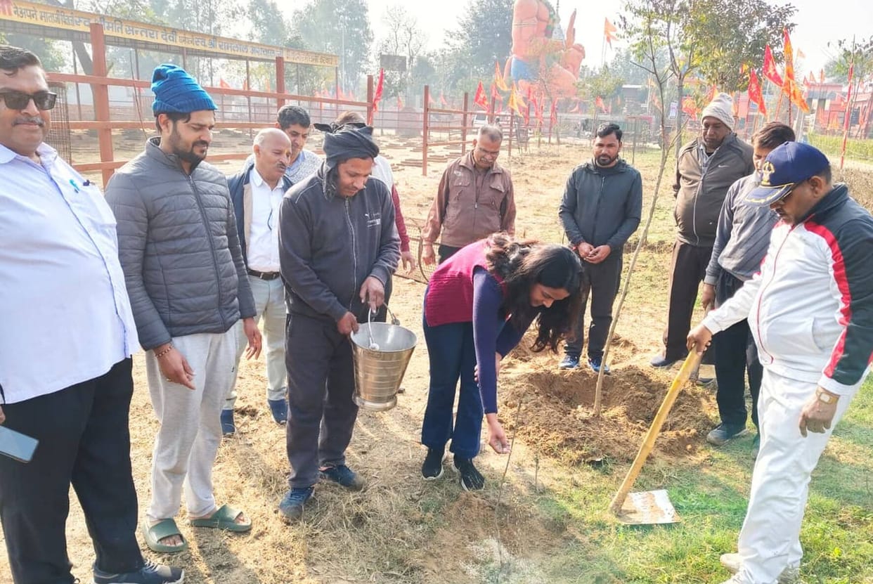 Volunteers conducted a cleanliness drive.
