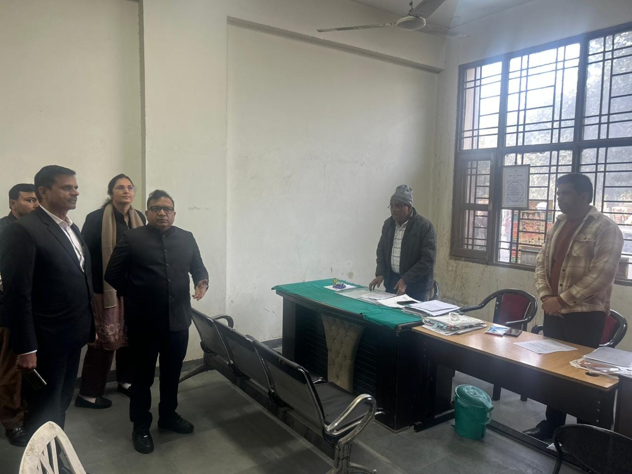 फोटो : सोनीपत के एसडीएम कार्यालय में निरीक्षण करने पहुंचे उपायुक्त सुशील सारवान, साथ में एसडीएम