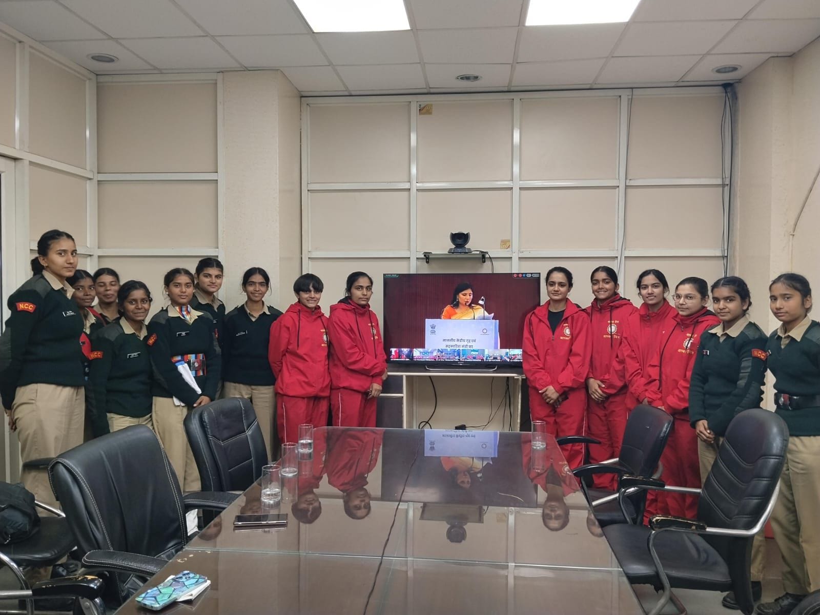 फोटो : सोनीपत लघु सचिवालय में आपदा मित्र संवाद कार्यक्रम के दौरान मौजूद एनसीसी कैडेट्स। स्रोत: 