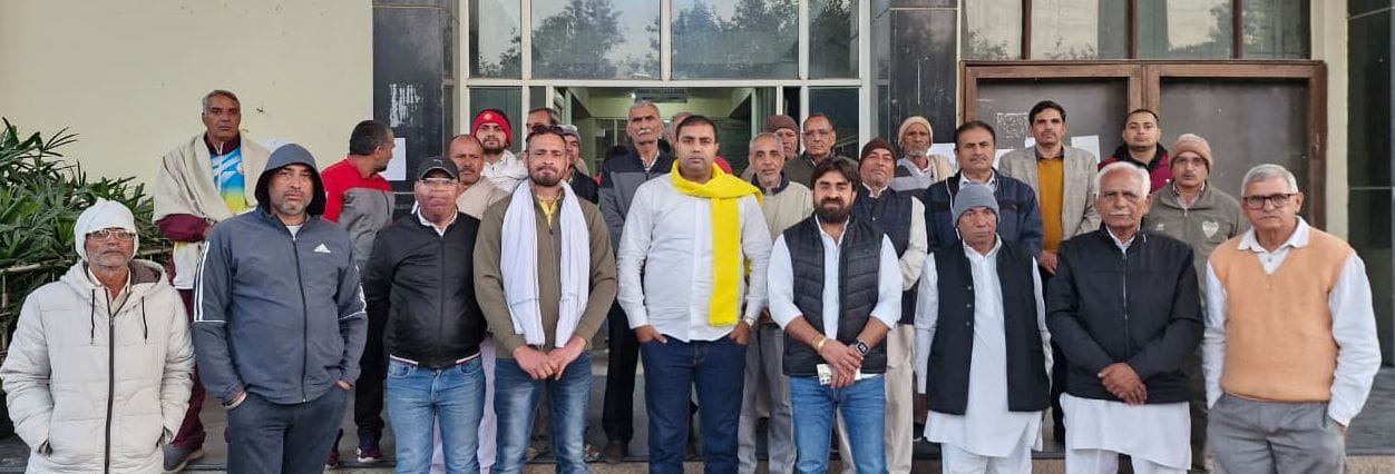 फोटो : सोनीपत लघु सचिवालय में हुई बैठक के बाद उपस्थित किसान। स्रोत: पाठक