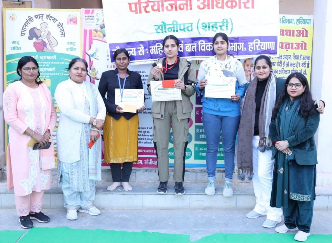 फोटो : सोनीपत सुभाष स्टेडियम में आयोजित प्रतियोगिता में विजेता महिलाओं को संबोधित करती अधिकार