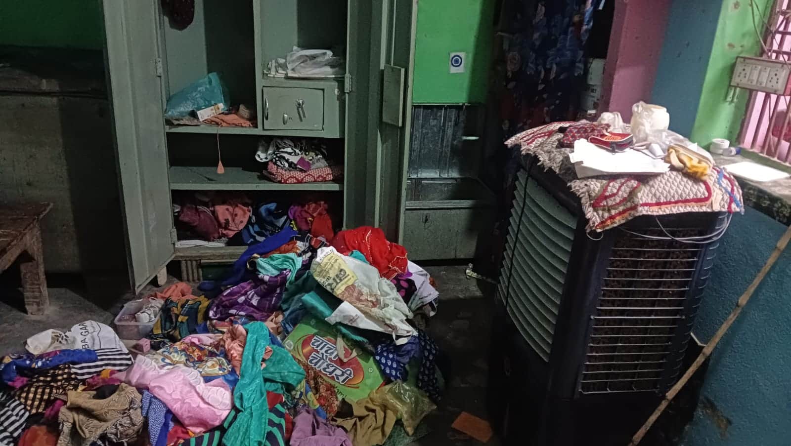 फोटो10 बड़ी नगरिया स्थित घर में चोरी के बाद बिखरा सामान। संवाद