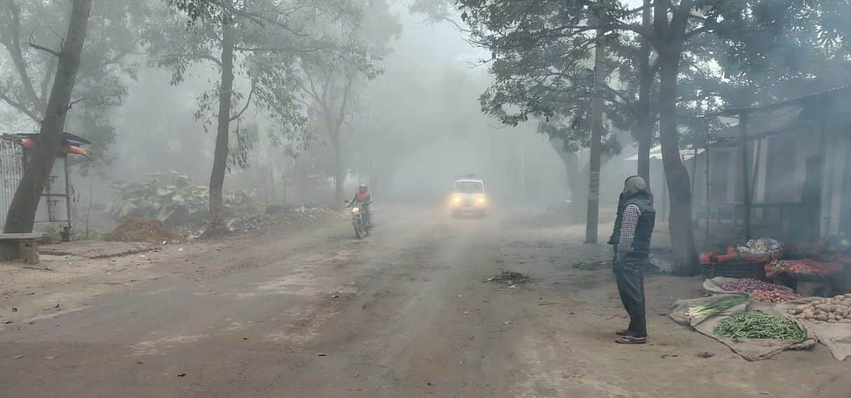 फोटो10कोहरा में सुबह के समय लाइट जलाकर गुजरते वाहन। संवाद