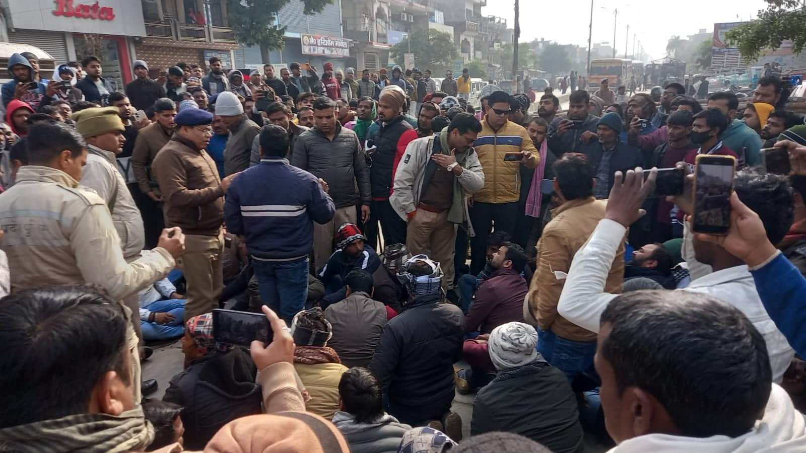 फोटो4 राधारमन रोड पर जाम लगाए लोगों को समझाते सीओ सिटी। संवाद