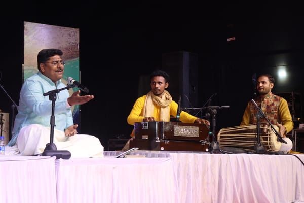 The splendor of folk and classical art scattered in the Ganga pandal