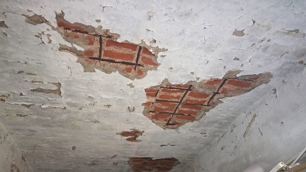 गोहाना के राजकीय महिला महाविद्यालय के एक कमरे की छत से उखड़ा कंक्रीट। संवाद