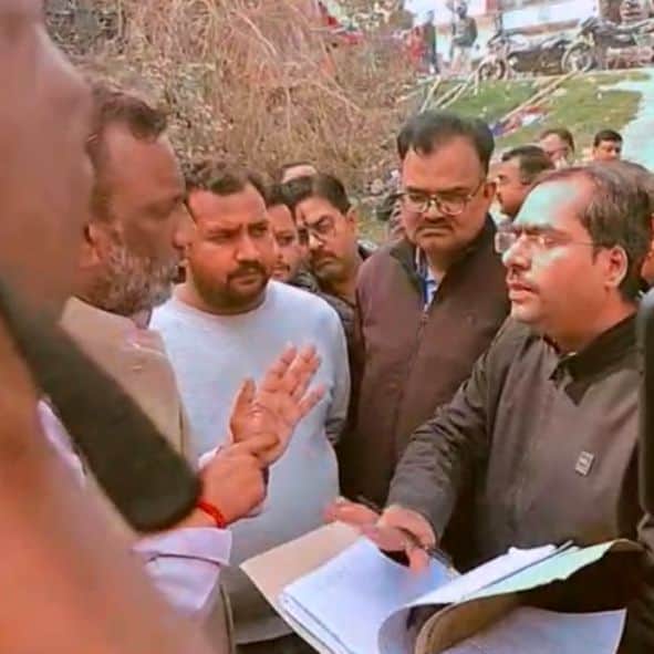  गोलाघाट मोहल्ले में कोर्ट के आदेश के साथ बातचीत करते लोग। स्रोत- पीड़ित