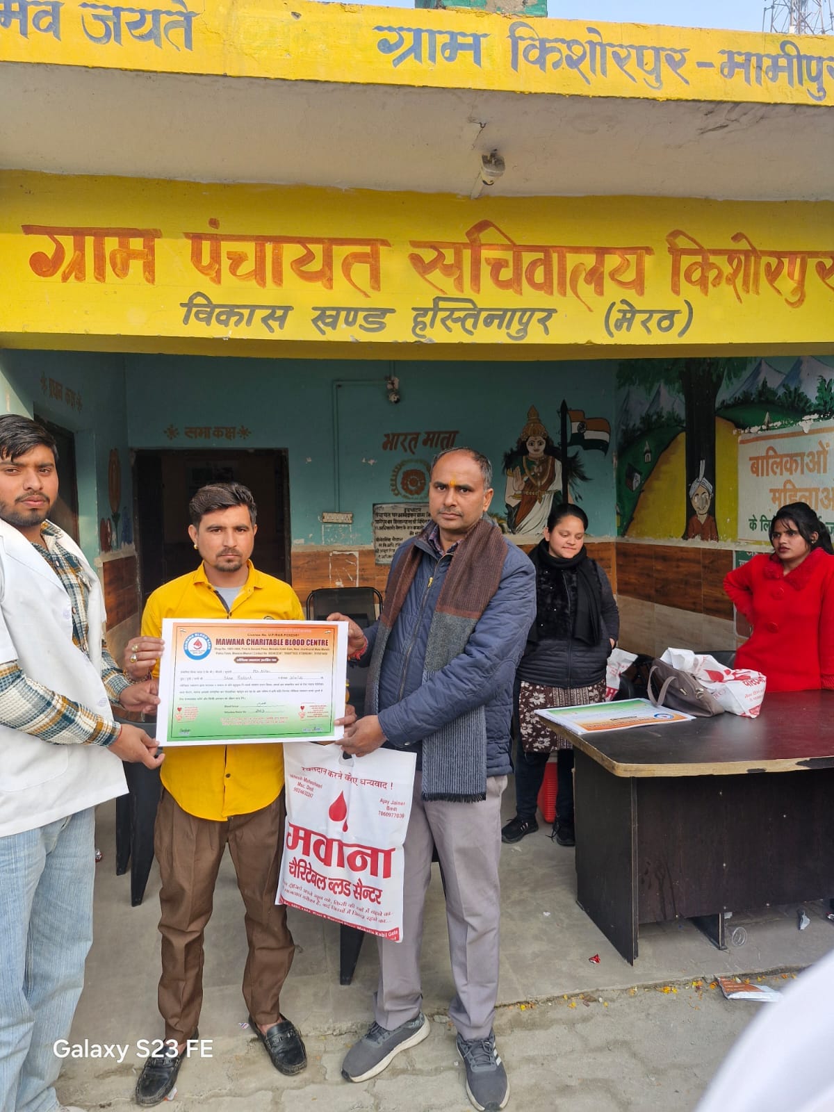 To save the lives of others, 21 people from all sections of society donated blood.