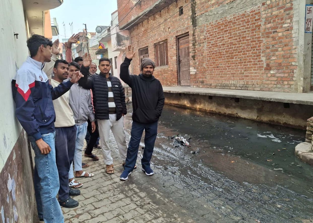 Residents of Ward 23, fed up with the unsanitary conditions, held a protest.