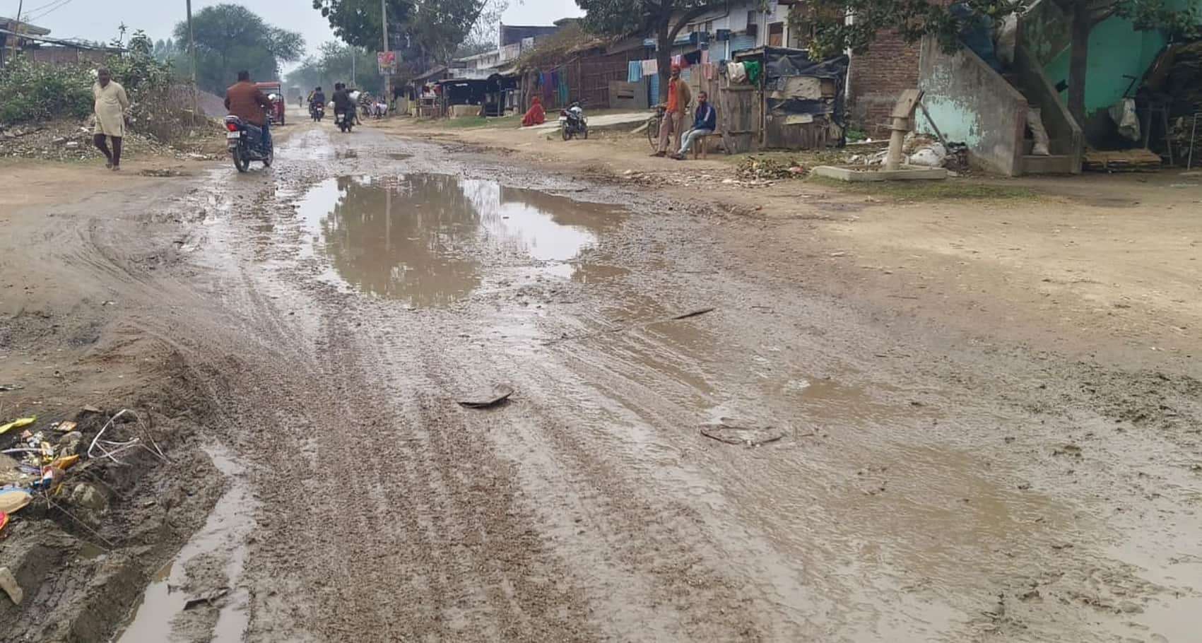 हरैया सतघरवा क्षेत्र के मथुरा से चौधरीडीह जाने वाली जर्जर सड़क। संवाद