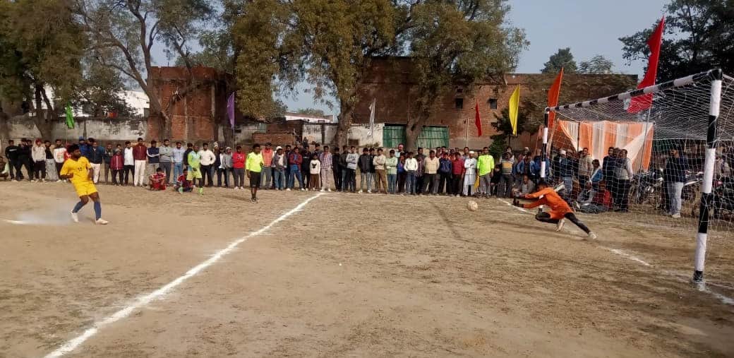 जीआईसी ग्राउंउ पर फुटबाल मैच खेलते खिलाड़ी। संवाद