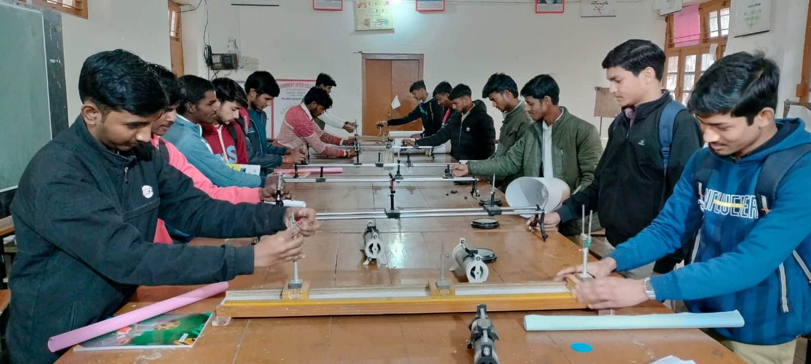 जीआईसी में प्रयोगात्मक परीक्षा देते छात्र। संवाद