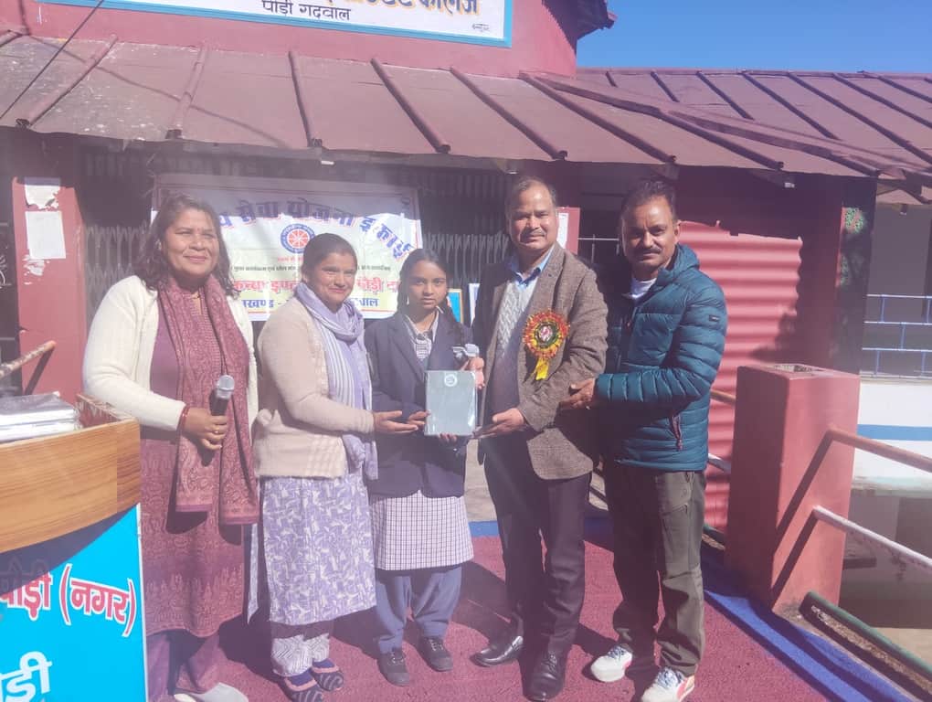 जीजीआईसी पौड़ी में आयोजित  एनएनएस शिविर के समापन अवसर पर स्वयं सेवी को सम्मानित करते अतिथि। संव