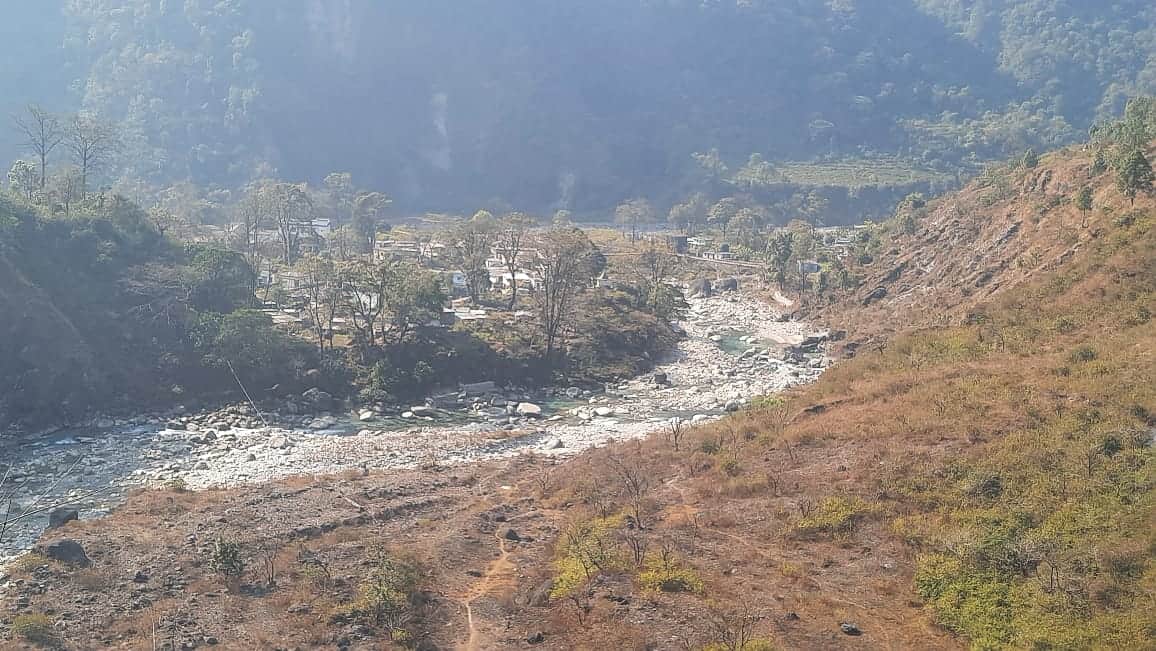 जाकुला नदी किनारे बसा तेजम कस्बा जहां लगातार भू कटाव हो रहा है। संवाद