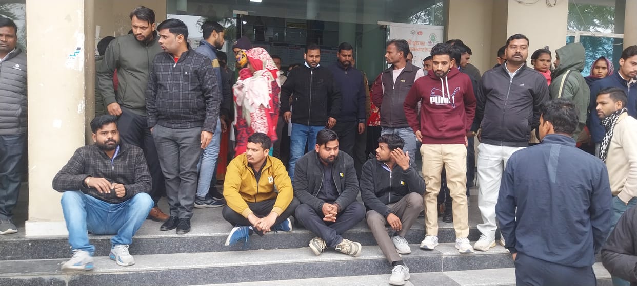 A scuffle broke out between the guards and the attendants after they were refused entry into the ICU of the district hospital.