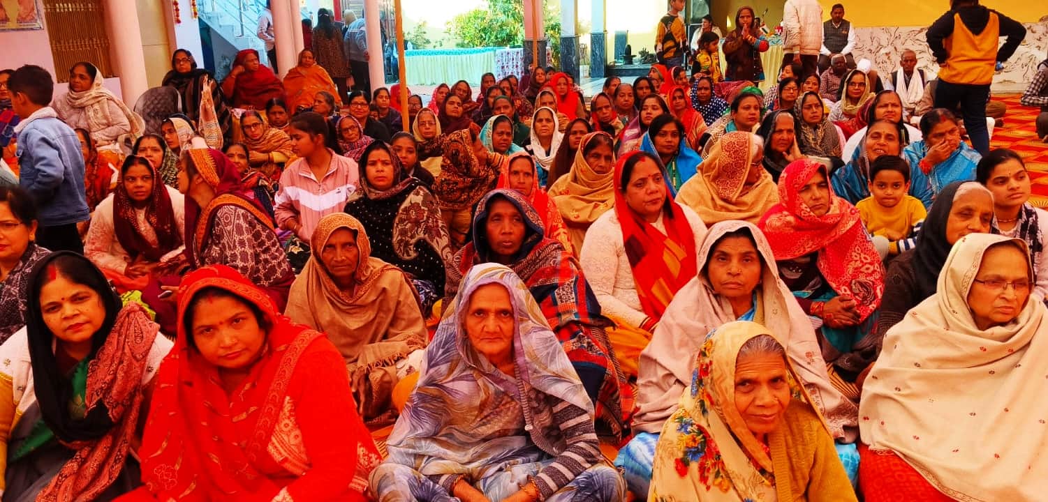 जलालाबाद स्थित आश्रम में अखिल भारतीय सोअहम महामंडल की ओर से आयोजित संत सम्मेलन मे मौजूद महिलाए
