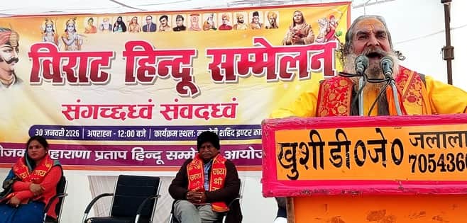 जलालाबाद स्थित काकोरी शहीद इंटर कॉलेज में आयोजित हिंदू सम्मेलन में बोलते परशुराम मंदिर के महंत