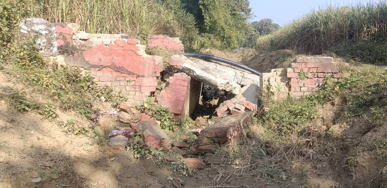 जरवा के चित्तौड़गढ़ बांध का जर्जर कुलाबा। संवाद