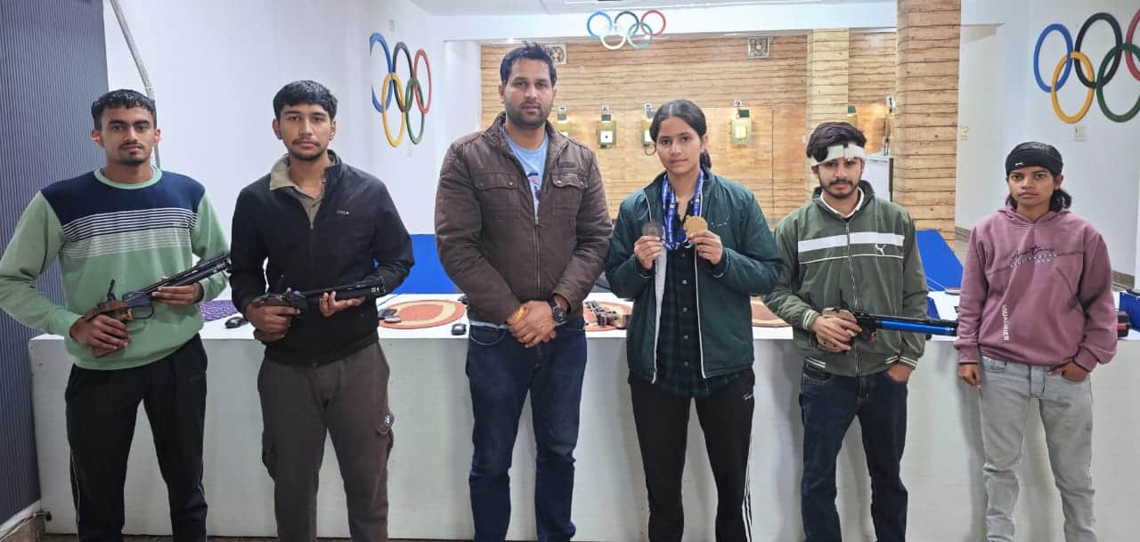 जीत हासिल करने पर चहक को बधाई देते कोच रमन राव। स्रोत : कोच