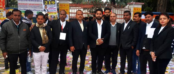 कचहरी स्थित पीडब्लूडी गेस्ट हाउस के बाहर मतदान करने जाते अधिवक्ता। संवाद