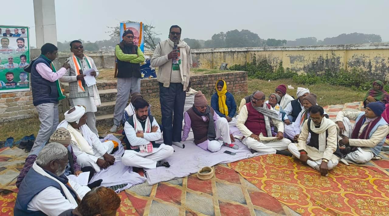 कांग्रेस की चौपाल में शामिल कार्यकर्ता और लोग। स्रोत संगठन