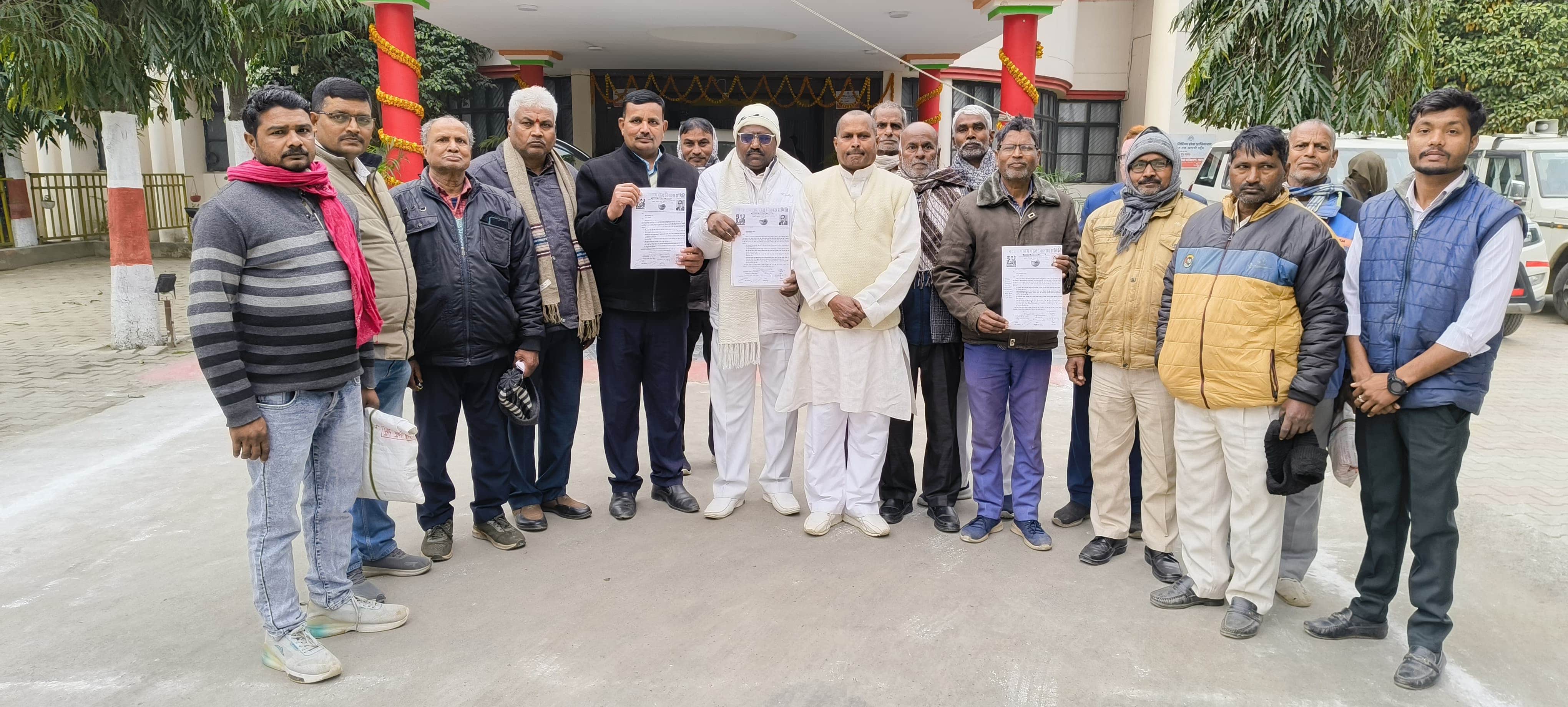 कलेक्ट्रेट परिसर में डीएम को पत्रक देने जाते रामग्राम विकास समिति के पदाधिकारी। 