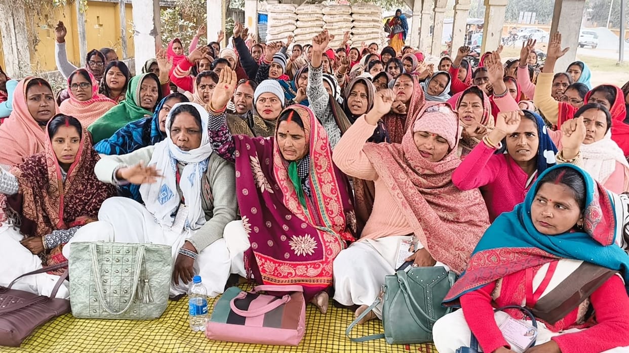 Asha workers staged a protest demanding the status of government employee.