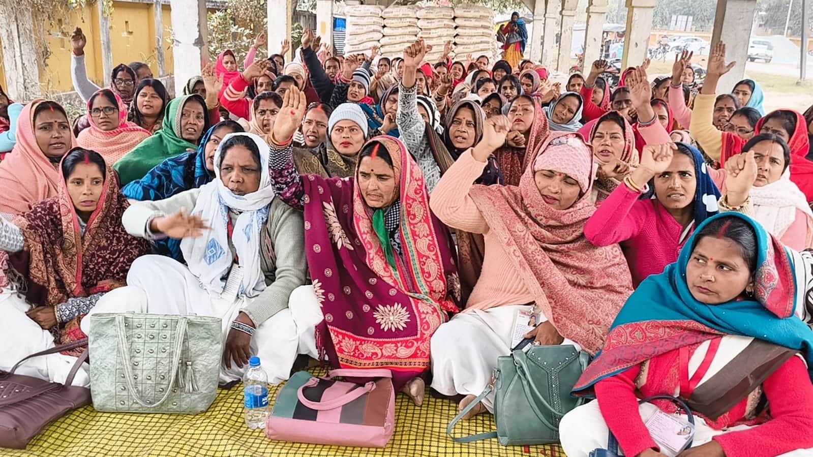 कलेक्ट्रेट परिसर में धरना देती आशा। 