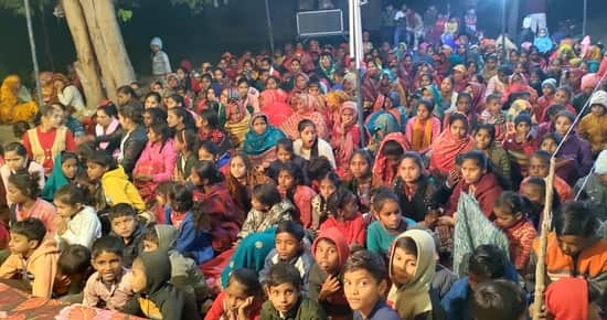 कुर्रिया कलां के ग्राम पल्हौरा स्थित शिवमंदिर पर आयोजित भागवत कथा में प्रसंग सुनते श्रद्धालु। 