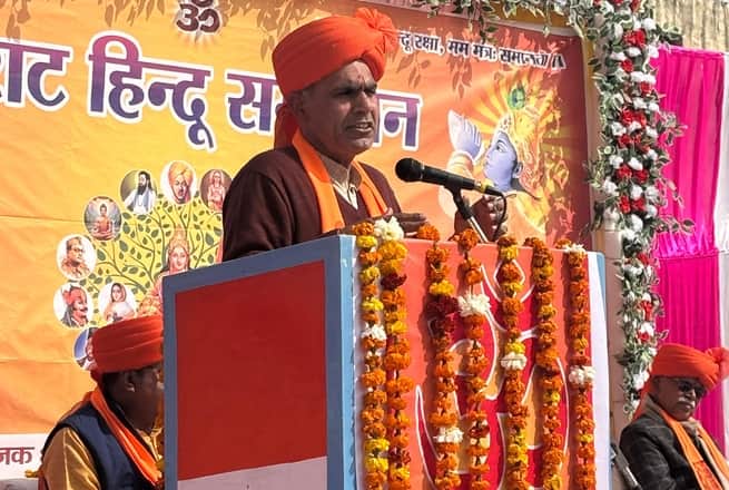 किरतपुर में सरस्वती शिशु मंदिर विराट हिंदू सम्मेलन को संबोधित करते वक्ता। स्रोत आयोजक