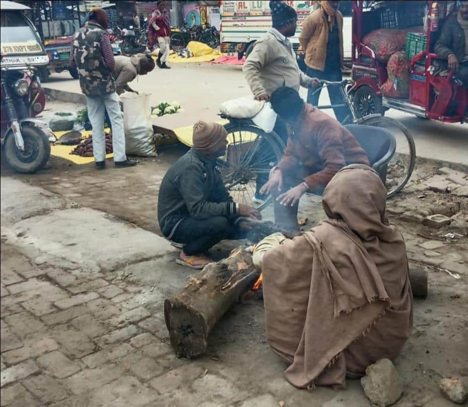 कटरा चौराहे पर अलाव तापते लोग
