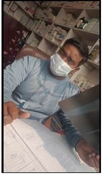 खुद को डॉक्टर बताने वाला व्यक्ति। वीडियो ग्रैब