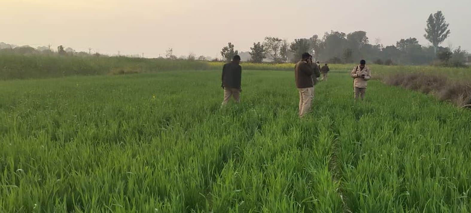 लंभुआ के बनकठवा गांव में खेत में छानबीन करती पुलिस। स्रोत-सोशल मीडिया