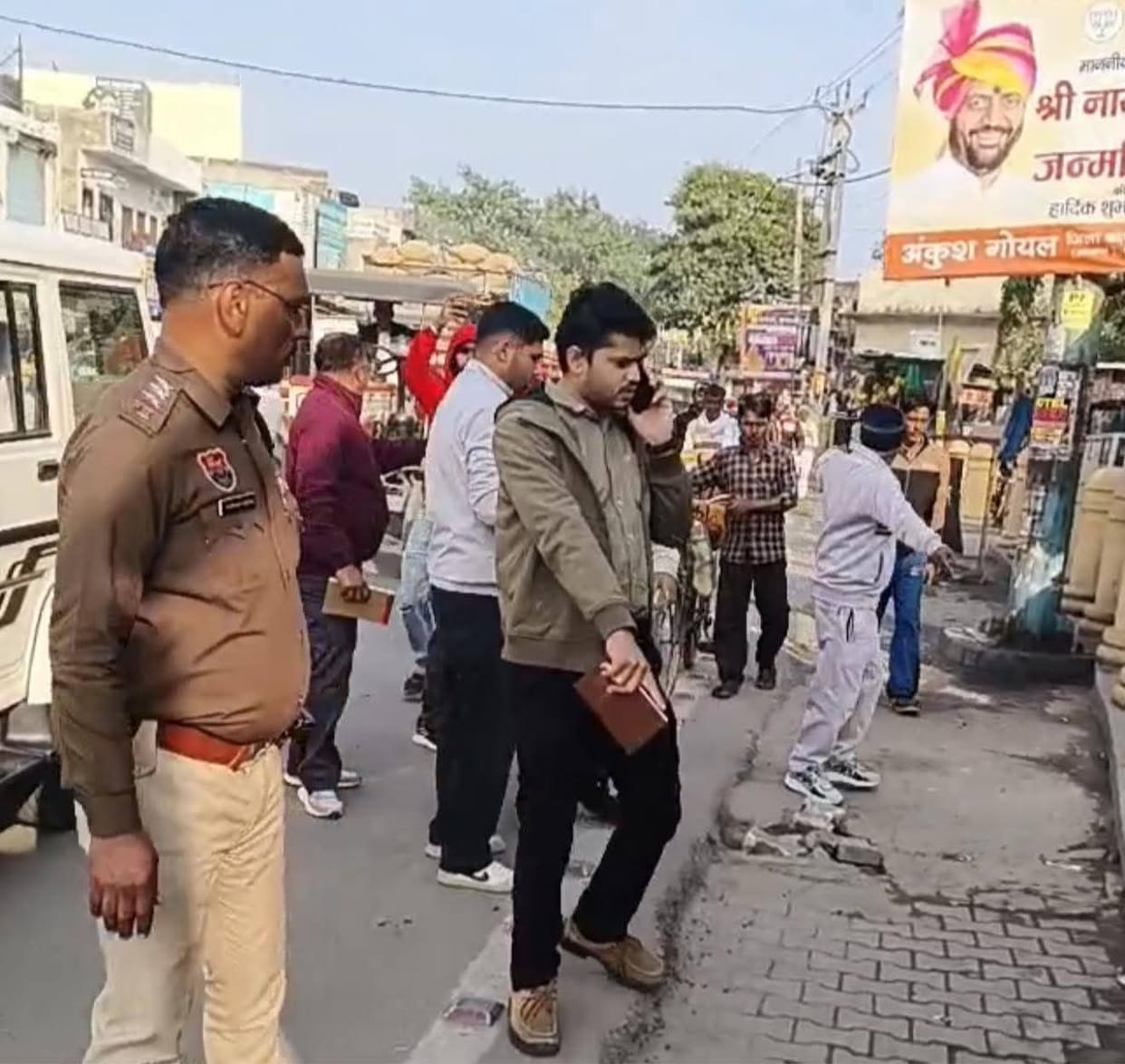 A joint team of the municipal secretary and the police station in-charge removed encroachments from markets and roads.