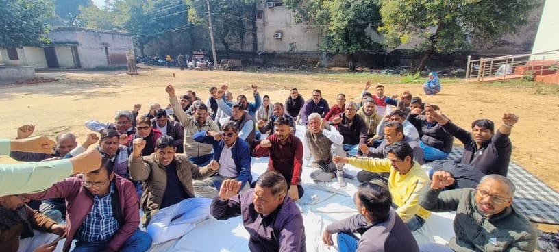 A symbolic protest was held for the reinstatement of suspended Patwaris.