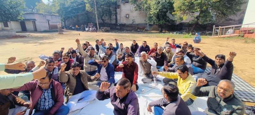 मांगों को लेकर पटवार घर में सांकेतिक धरना देते पटवारी व कानूनगो। संवाद