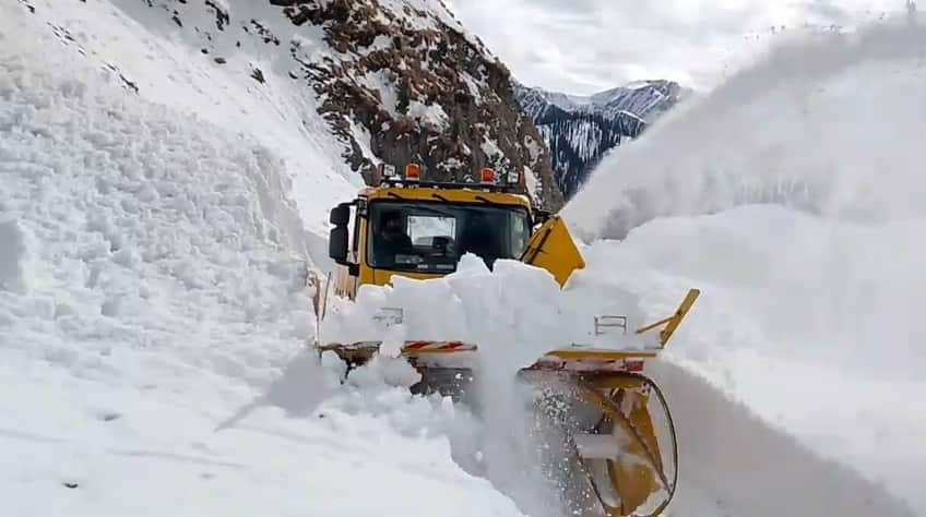  मुगलरोड से पोशाना के आगे बर्फ हटाती बीआरो की मशीन