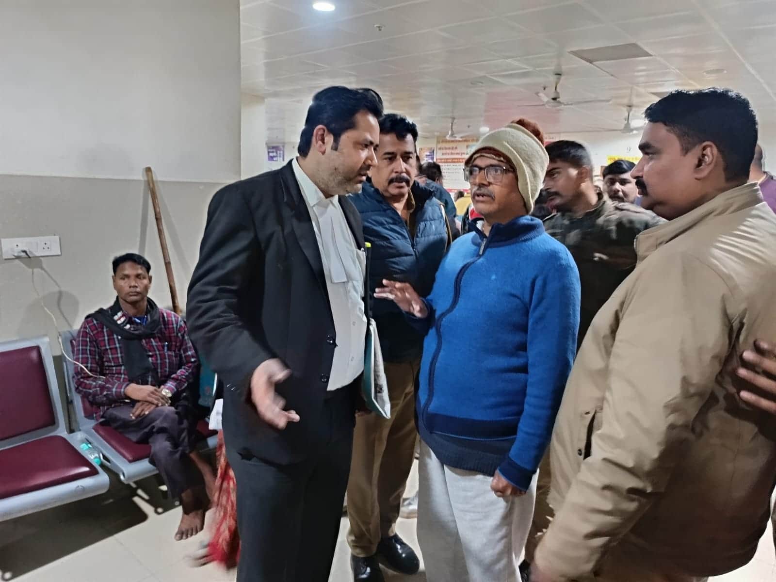 महर्षि देवरहा बाबा मेडिकल कालेज के सर्जिकल विभाग की ओपीडी में इलाज कराने पहुंचे पूर्व आईजी अमि