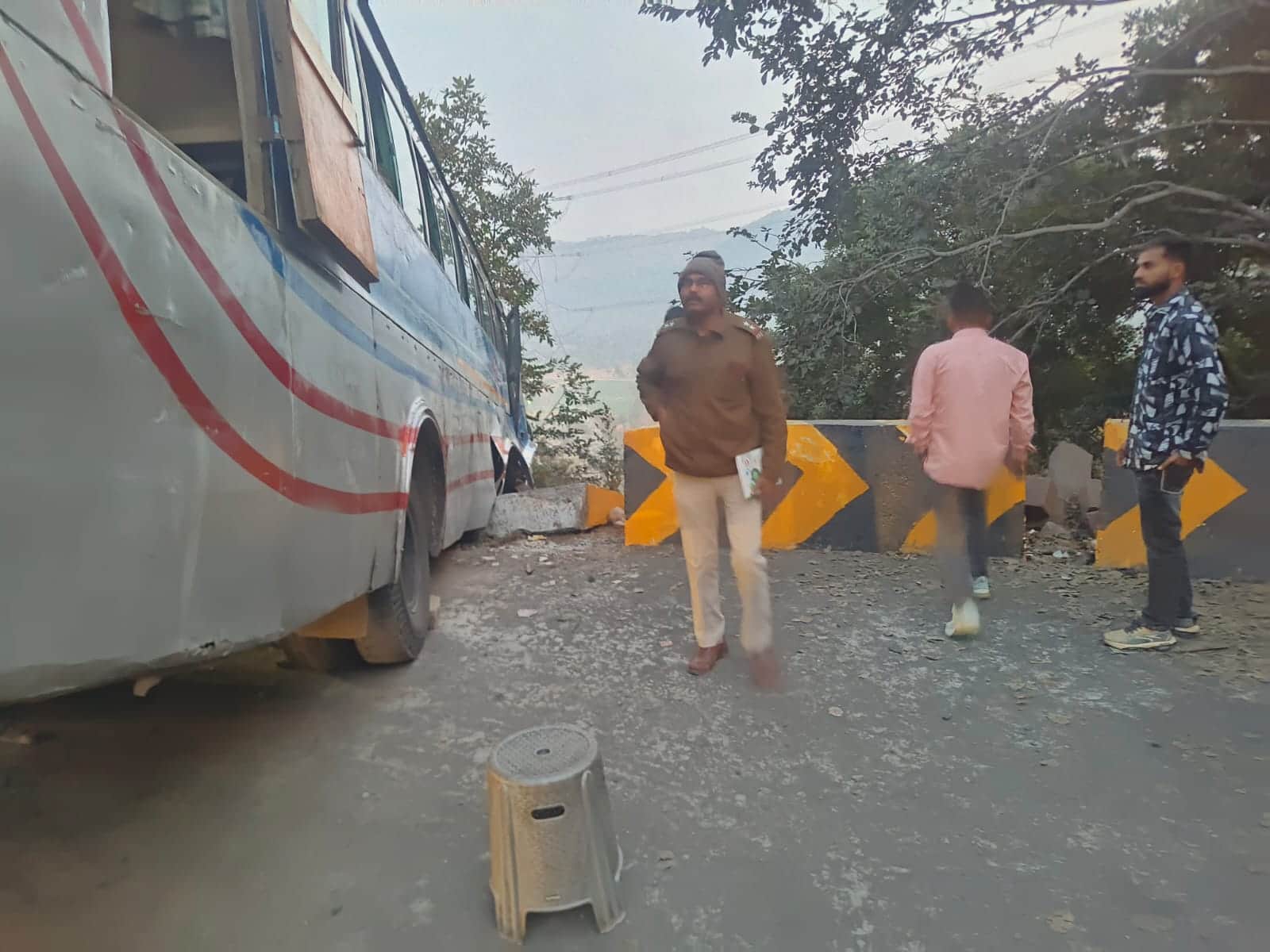 मैहर में सड़क हादसे की शिकार बस।