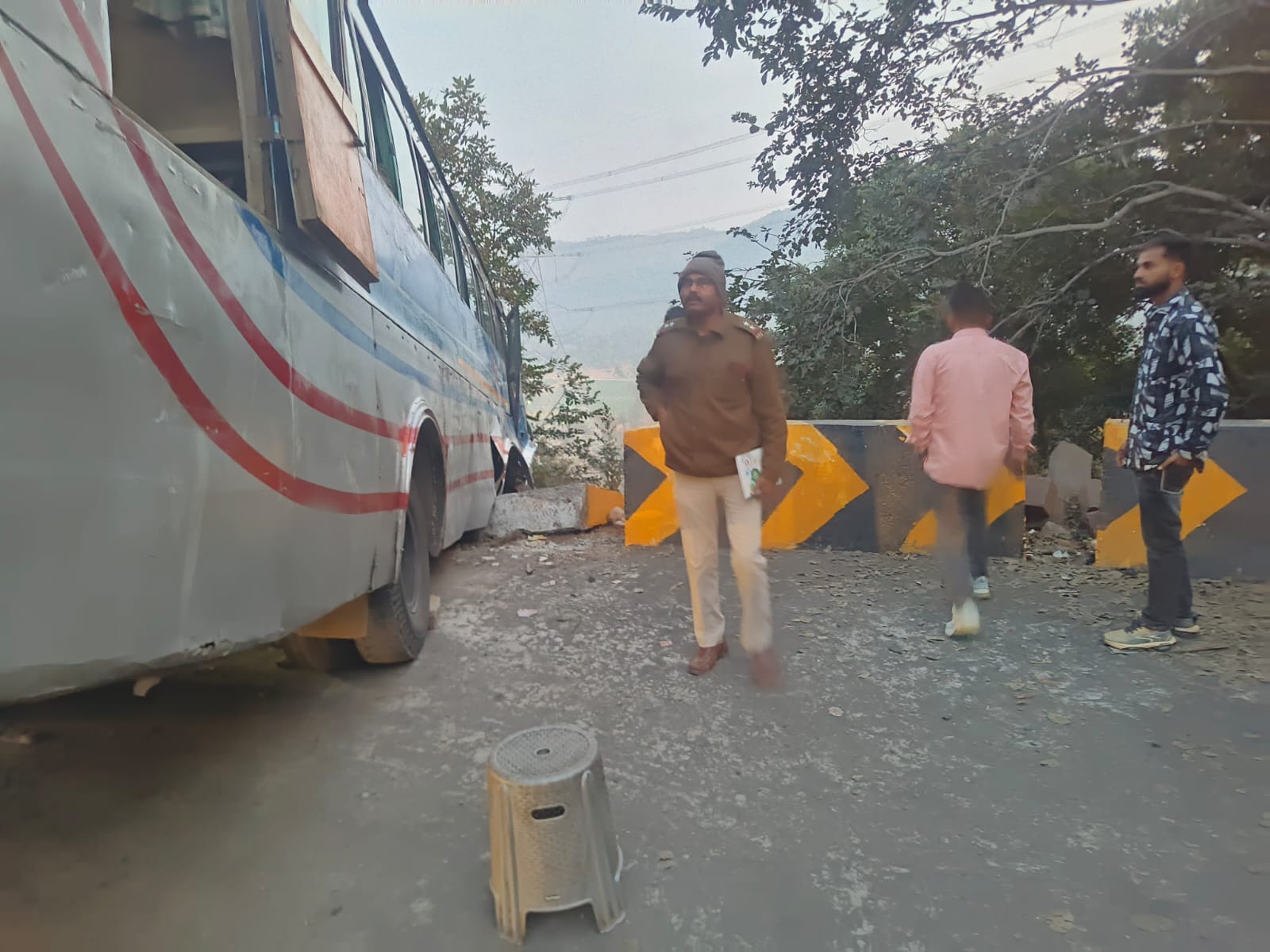 मैहर में सड़क हादसे की शिकार बस।