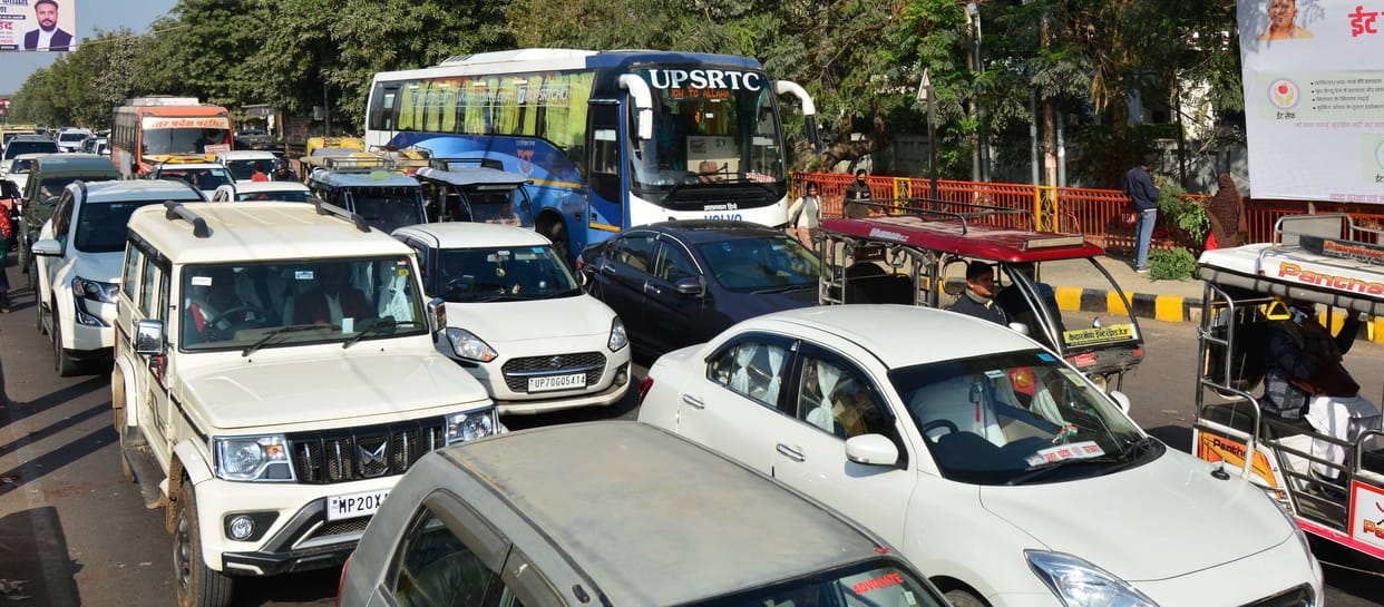 Barricading on many routes, vehicles kept crawling in many places