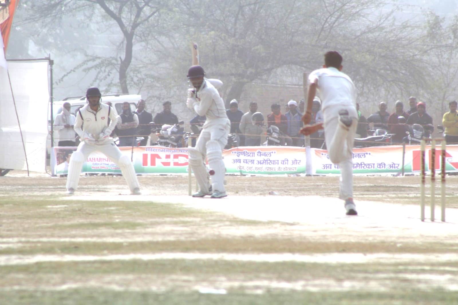 महर्षि आज़ाद स्टेडियम मेढ़ी में राज्यस्तरीय क्रिकेट खेलते खिलाड़ी। स्रोत आयोजक